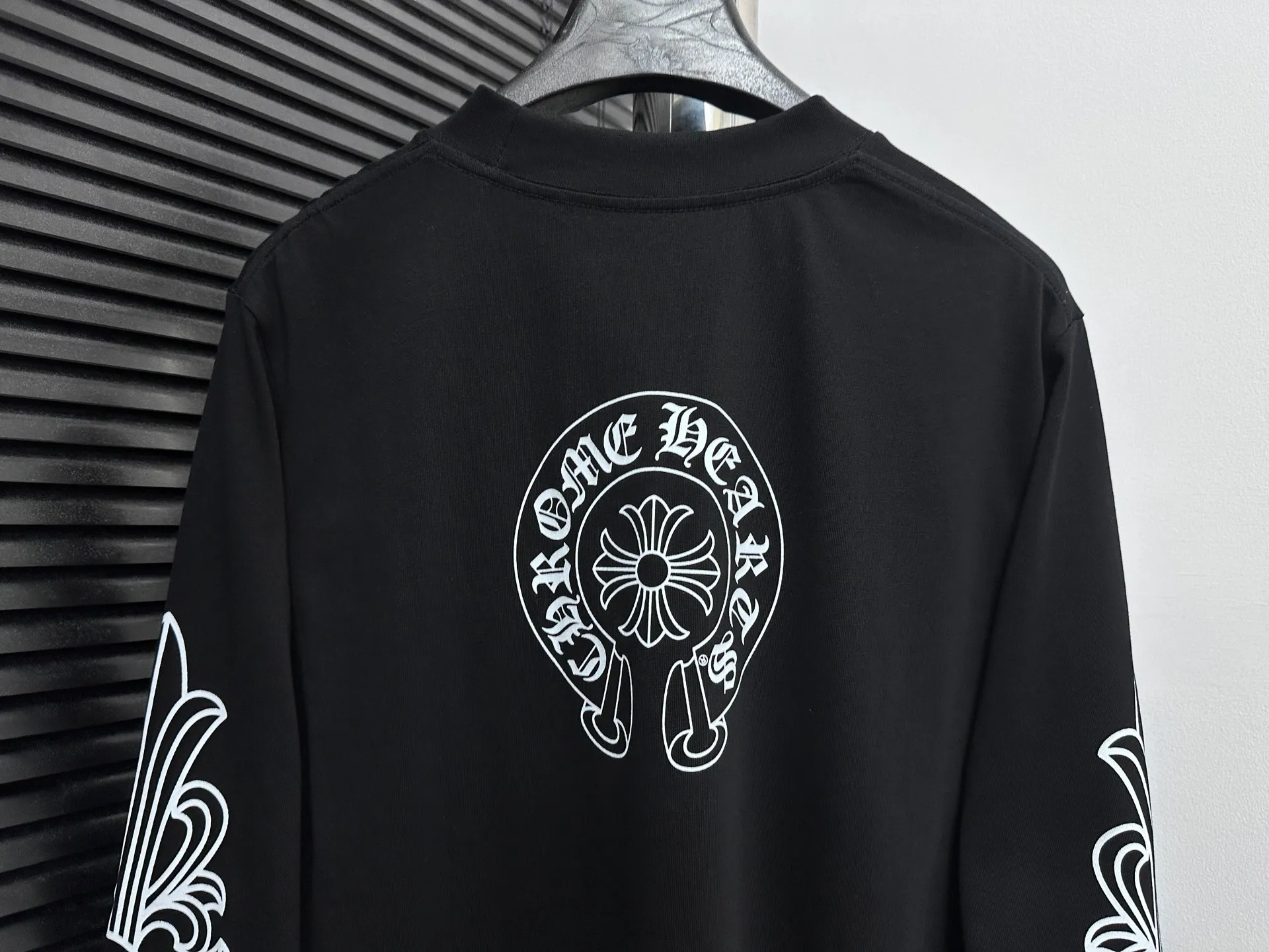 🅿️230 [Come Hearts] Crow Heart Graffiti Letters Limited Sanskrit Printed Long Sleeves, High Weight Threads on Collar and Cuffs, Custom Weaved and Dyed 280g Double Yarn Pure Cotton Fabric, Washed Anti-Counterfeiting Tags and other auxiliary labels are all correct versions, super conspicuous, super pretty, super stylish, same style for men and women! The overall upper body highlights fashion and individuality, and when worn together by a couple, it is a recommended T-shirt by the Street Ace!! Same style for men and women Size: XS-L